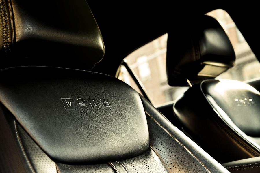 Детали интерьера Chrysler 300C John Varvatos Limited Edition (LX2) 2013 года  (фото 4 из 27)